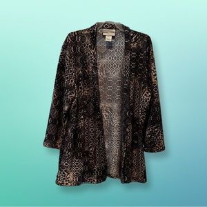 Cardigans with  no buttons size PM, like new and beautiful. and awesome details.